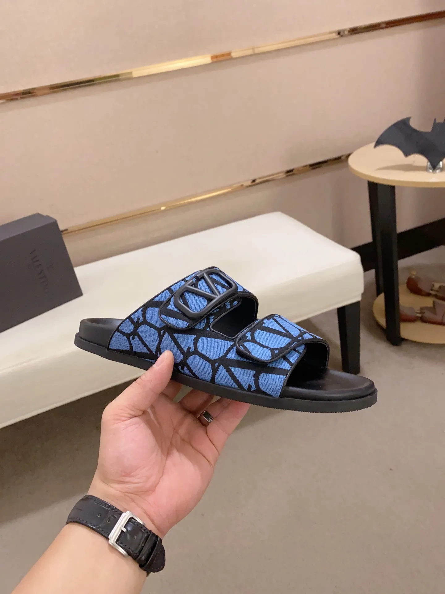 Men's shoes💰: 440💰High version [Valentino] New men's boutique slippers, counter quality, classic plaid, the actual workmanship is quite complex🔰The uppers are made of imported canvas fabric➕🐑Sheepskin lining, which tests the craftsman's craftsmanship➕original PU outsole. Size: 38-44 (45 can be customized, non-refundable)